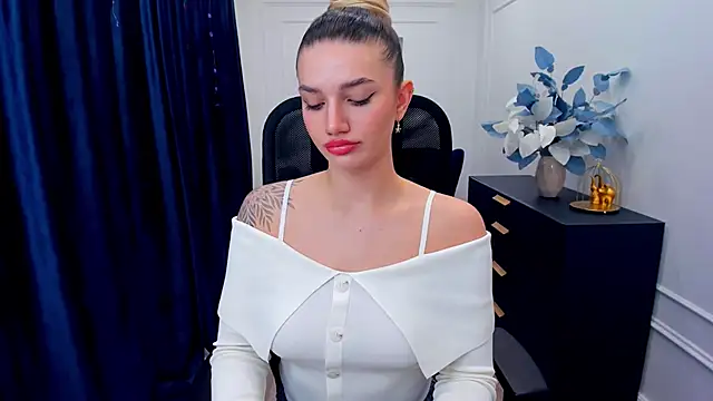 Snapshot of SelenaeMoore chatting on 11/18/25, 07:40 SelenaeMoore online show from 11/18/25, 07:40