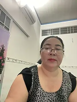 Snapshot of NDith chatting on 03/16/25, 11:49 NDith online show from 03/16/25, 11:49