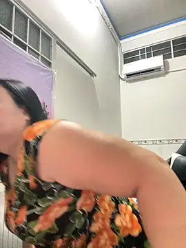 Snapshot of NDith chatting on 10/10/25, 12:04 NDith online show from 10/10/25, 12:04