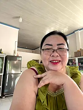 Snapshot of NDith chatting on 10/12/25, 12:31 NDith online show from 10/12/25, 12:31