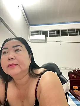 Snapshot of NDith chatting on 10/14/25, 09:59 NDith online show from 10/14/25, 09:59