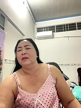 Snapshot of NDith chatting on 10/17/25, 01:25 NDith online show from 10/17/25, 01:25