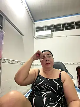 Snapshot of NDith chatting on 10/21/25, 10:10 NDith online show from 10/21/25, 10:10