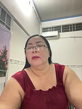 Snapshot of NDith chatting on 10/23/25, 11:20 NDith online show from 10/23/25, 11:20