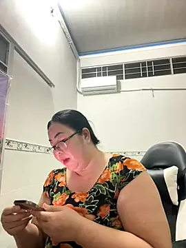 Snapshot of NDith chatting on 10/24/25, 12:01 NDith online show from 10/24/25, 12:01