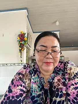 Snapshot of NDith chatting on 10/25/25, 12:07 NDith online show from 10/25/25, 12:07