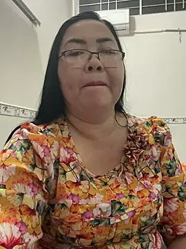 Snapshot of NDith chatting on 10/25/25, 12:13 NDith online show from 10/25/25, 12:13