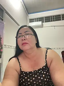 Snapshot of NDith chatting on 10/27/25, 01:15 NDith online show from 10/27/25, 01:15