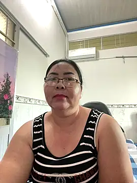 Snapshot of NDith chatting on 10/31/25, 07:53 NDith online show from 10/31/25, 07:53