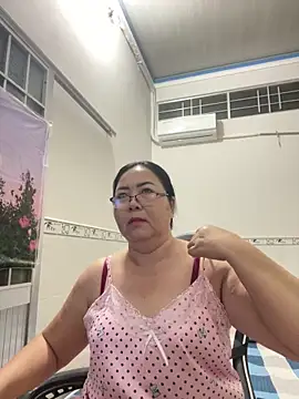 Snapshot of NDith chatting on 10/31/25, 09:27 NDith online show from 10/31/25, 09:27