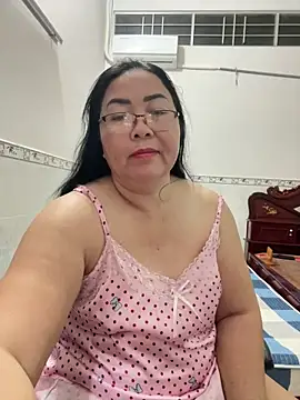 Snapshot of NDith chatting on 11/13/25, 11:25 NDith online show from 11/13/25, 11:25