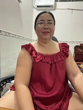 Snapshot of NDith chatting on 11/16/25, 11:49 NDith online show from 11/16/25, 11:49