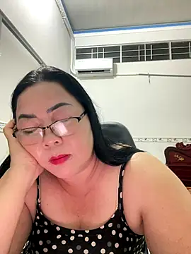 Snapshot of NDith chatting on 11/17/25, 01:06 NDith online show from 11/17/25, 01:06