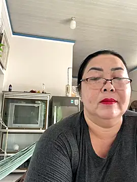 Snapshot of NDith chatting on 11/21/25, 01:59 NDith online show from 11/21/25, 01:59