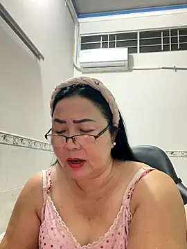 Snapshot of NDith chatting on 11/21/25, 04:27 NDith online show from 11/21/25, 04:27