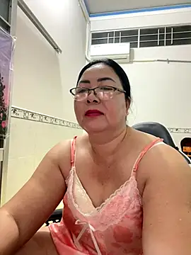 Snapshot of NDith chatting on 11/23/25, 10:37 NDith online show from 11/23/25, 10:37