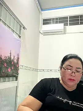 Snapshot of NDith chatting on 11/24/25, 11:21 NDith online show from 11/24/25, 11:21