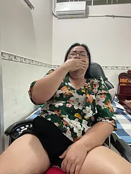 Snapshot of NDith chatting on 11/24/25, 11:26 NDith online show from 11/24/25, 11:26