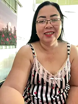 Snapshot of NDith chatting on 11/25/25, 11:38 NDith online show from 11/25/25, 11:38