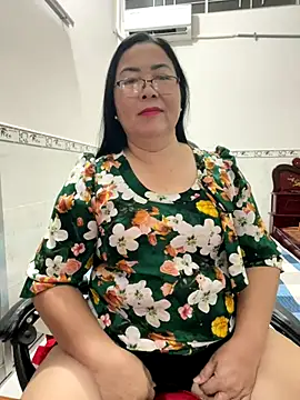 Snapshot of NDith chatting on 11/30/25, 01:04 NDith online show from 11/30/25, 01:04