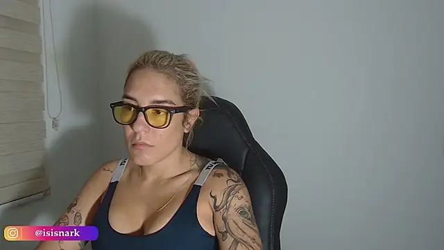 Snapshot of Isis69_ chatting on 03/31/26, 01:51 Isis69 online show from 03/31/26, 01:51