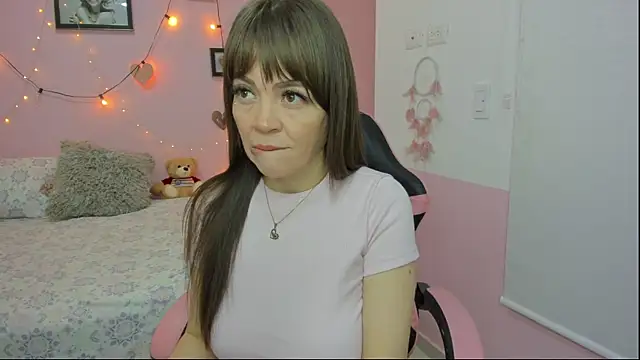 Snapshot of emilyharrix chatting on 04/19/26, 09:28 emilyharrix online show from 04/19/26, 09:28