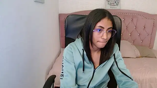 Snapshot of shaneelle chatting on 02/11/25, 09:09 shaneelle online show from 02/11/25, 09:09