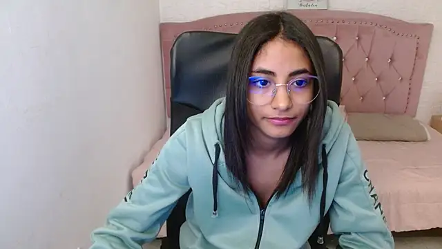 Snapshot of shaneelle chatting on 02/13/25, 09:30 shaneelle online show from 02/13/25, 09:30