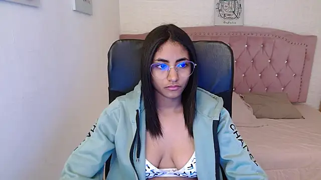 Snapshot of shaneelle chatting on 02/18/25, 03:10 shaneelle online show from 02/18/25, 03:10