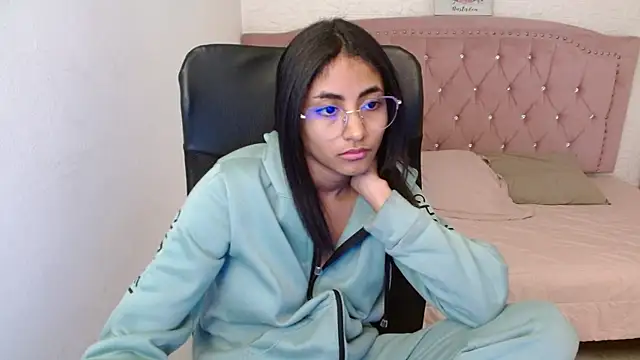 Snapshot of shaneelle chatting on 02/18/25, 06:15 shaneelle online show from 02/18/25, 06:15