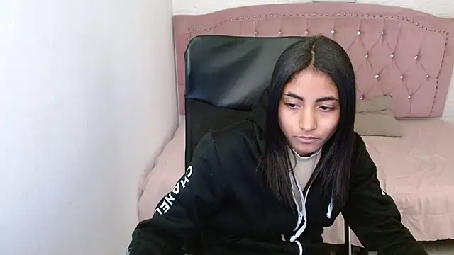 Snapshot of shaneelle chatting on 02/20/25, 03:01 shaneelle online show from 02/20/25, 03:01