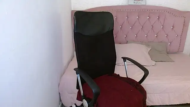 Snapshot of shaneelle chatting on 02/21/25, 06:18 shaneelle online show from 02/21/25, 06:18