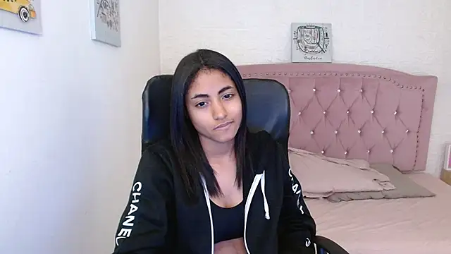 Snapshot of shaneelle chatting on 02/26/25, 03:10 shaneelle online show from 02/26/25, 03:10