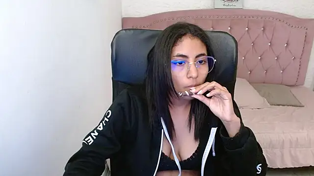 Snapshot of shaneelle chatting on 02/28/25, 06:21 shaneelle online show from 02/28/25, 06:21