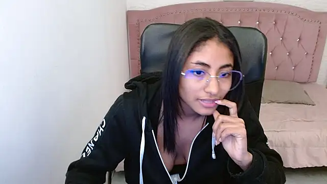 Snapshot of shaneelle chatting on 02/28/25, 09:25 shaneelle online show from 02/28/25, 09:25