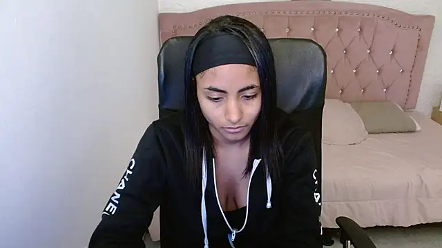 Snapshot of shaneelle chatting on 03/05/25, 06:23 shaneelle online show from 03/05/25, 06:23