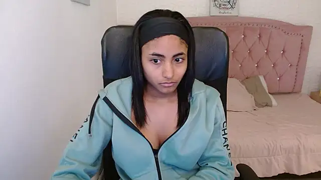 Snapshot of shaneelle chatting on 03/08/25, 06:32 shaneelle online show from 03/08/25, 06:32