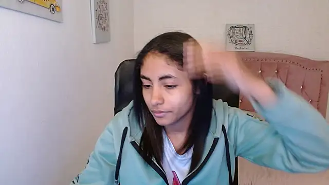 Snapshot of shaneelle chatting on 03/13/25, 03:11 shaneelle online show from 03/13/25, 03:11