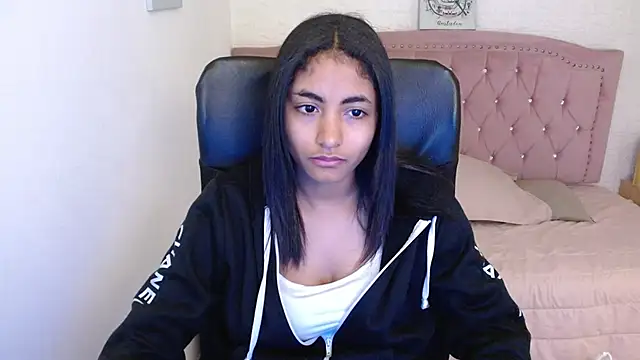 Snapshot of shaneelle chatting on 03/14/25, 03:15 shaneelle online show from 03/14/25, 03:15