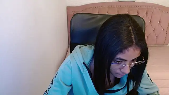 Snapshot of shaneelle chatting on 03/15/25, 06:14 shaneelle online show from 03/15/25, 06:14