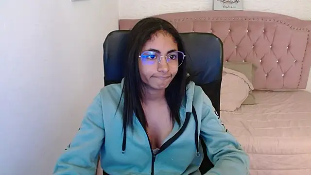 Snapshot of shaneelle chatting on 03/15/25, 09:19 shaneelle online show from 03/15/25, 09:19