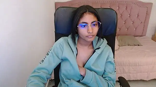 Snapshot of shaneelle chatting on 03/18/25, 09:20 shaneelle online show from 03/18/25, 09:20