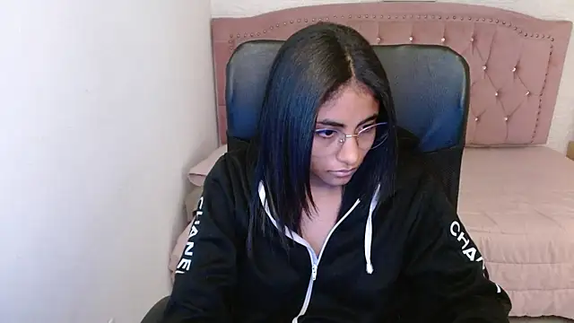 Snapshot of shaneelle chatting on 03/19/25, 09:17 shaneelle online show from 03/19/25, 09:17