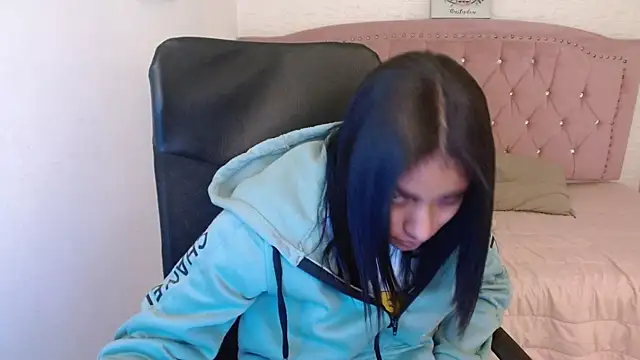 Snapshot of shaneelle chatting on 03/21/25, 03:01 shaneelle online show from 03/21/25, 03:01