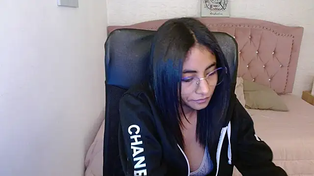 Snapshot of shaneelle chatting on 03/21/25, 06:05 shaneelle online show from 03/21/25, 06:05