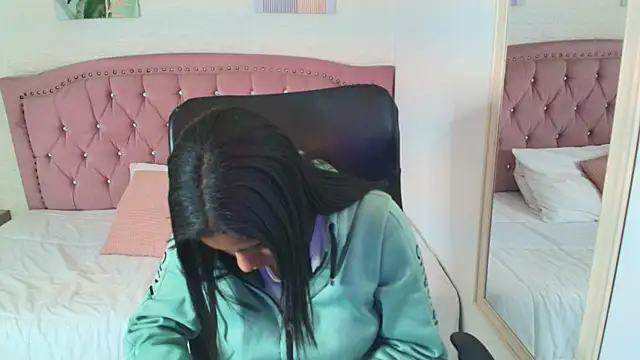 Snapshot of shaneelle chatting on 09/09/25, 03:06 shaneelle online show from 09/09/25, 03:06