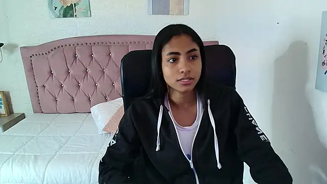 Snapshot of shaneelle chatting on 09/10/25, 03:06 shaneelle online show from 09/10/25, 03:06