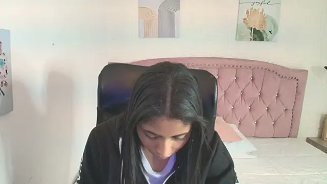 Snapshot of shaneelle chatting on 09/12/25, 03:06 shaneelle online show from 09/12/25, 03:06