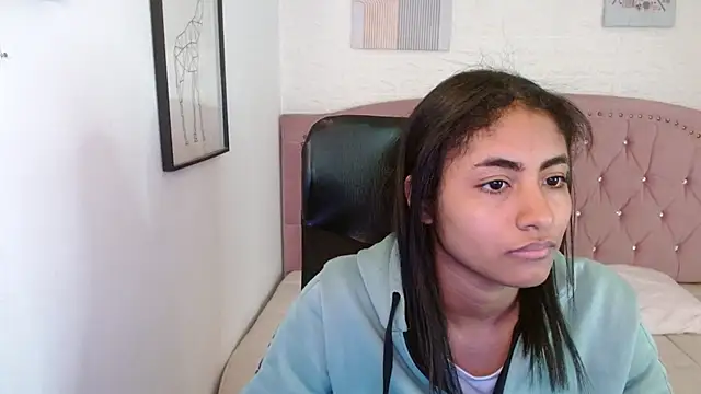 Snapshot of shaneelle chatting on 10/24/25, 03:03 shaneelle online show from 10/24/25, 03:03