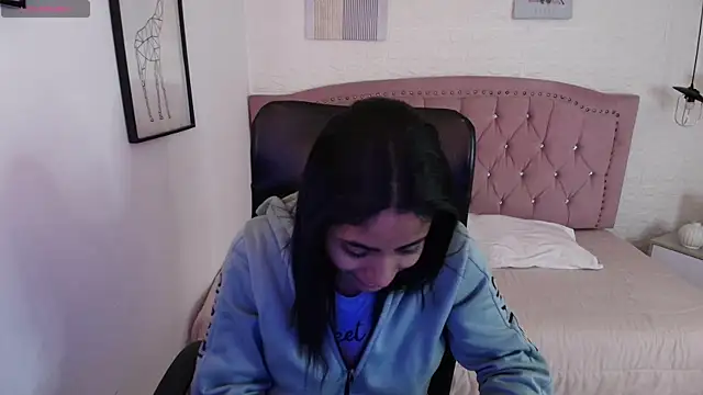 Snapshot of shaneelle chatting on 11/19/25, 03:28 shaneelle online show from 11/19/25, 03:28